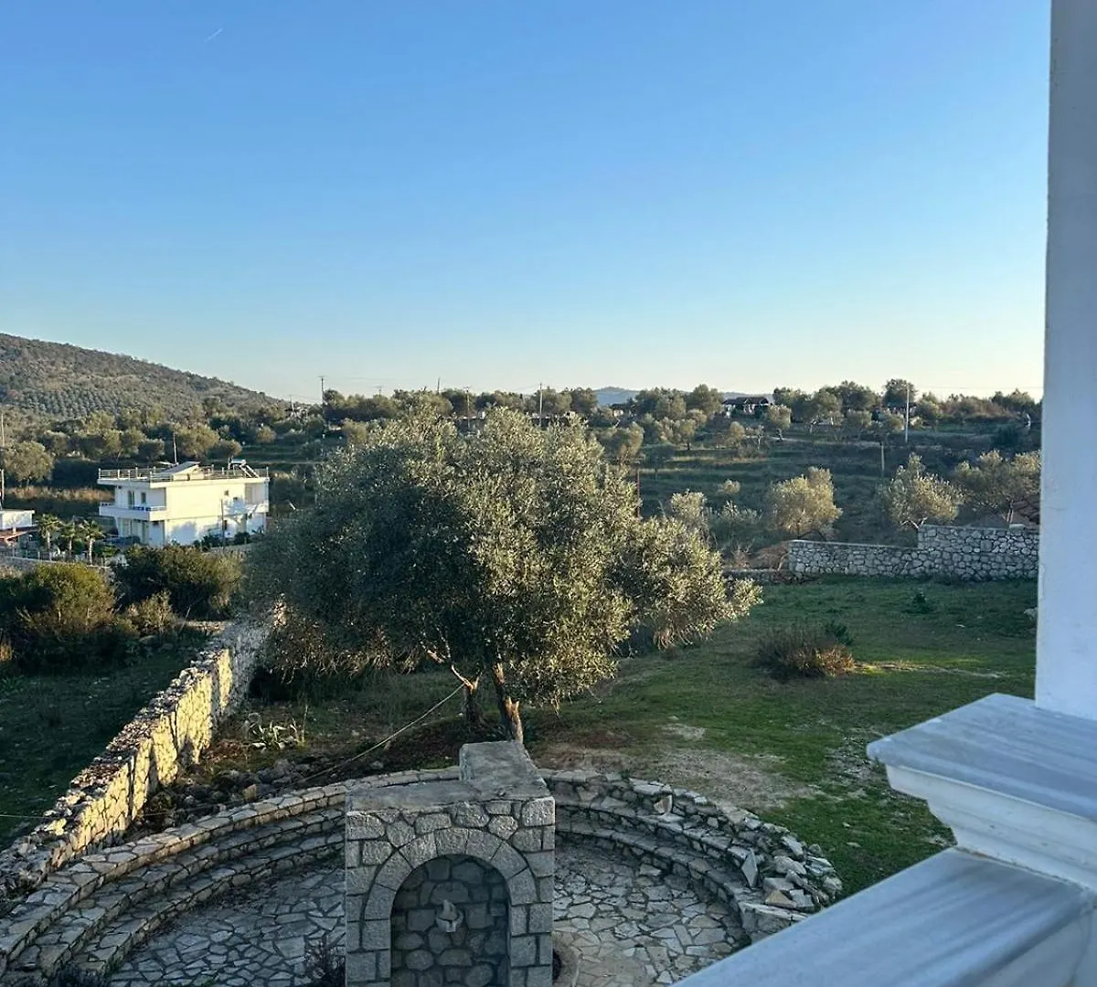 White Vintage Villa Sarandë Pensionat